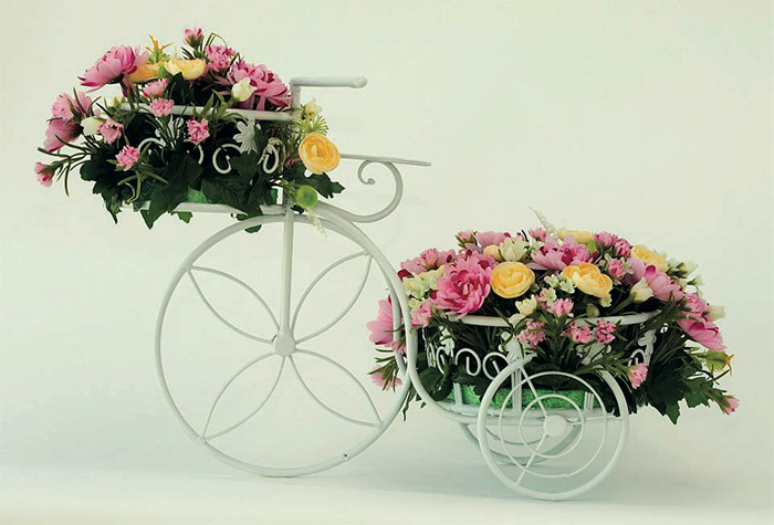 Bisiklette çiçek aranjmanı  