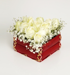 Kalp Sepette Beyaz Güller  
