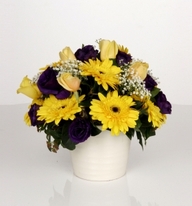 Beyaz Seramikte Sarı ve Mor Çiçekler  