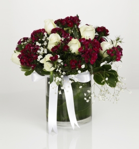 Camda Beyaz Güller ve Mor Kır Çiçekleri  