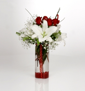  Silindir Vazoda Kırmızı Gül ve Beyaz Lilyum  