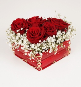 Kalp Sepette Kırmızı Güller  